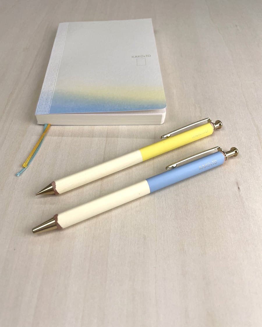 「かこっと。」ノートと木製三角軸ペン