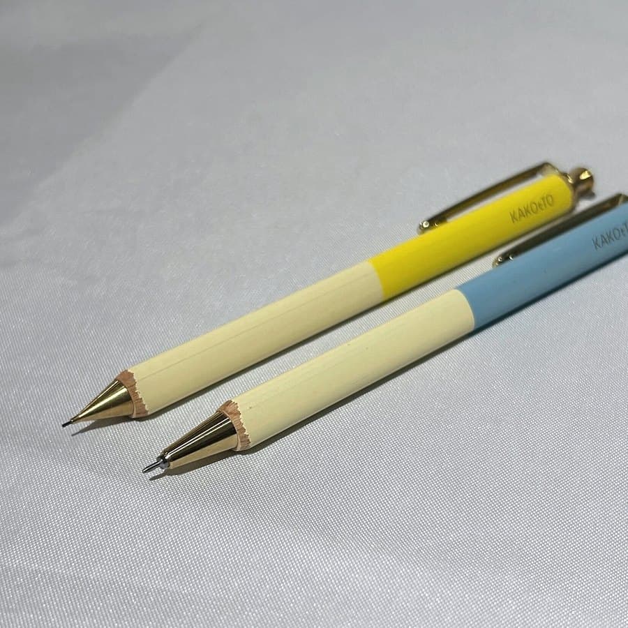 KAKOtTO木製三角軸ペンを手に持ったイメージ